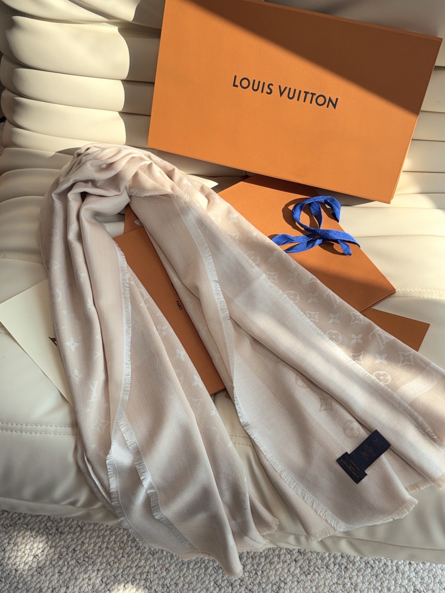 LV全新 Petit Louis 披肩以提花工艺和双色纱线织就 Monogram 图案。轻软丝绒混纺裁出小幅尺寸，搭配流