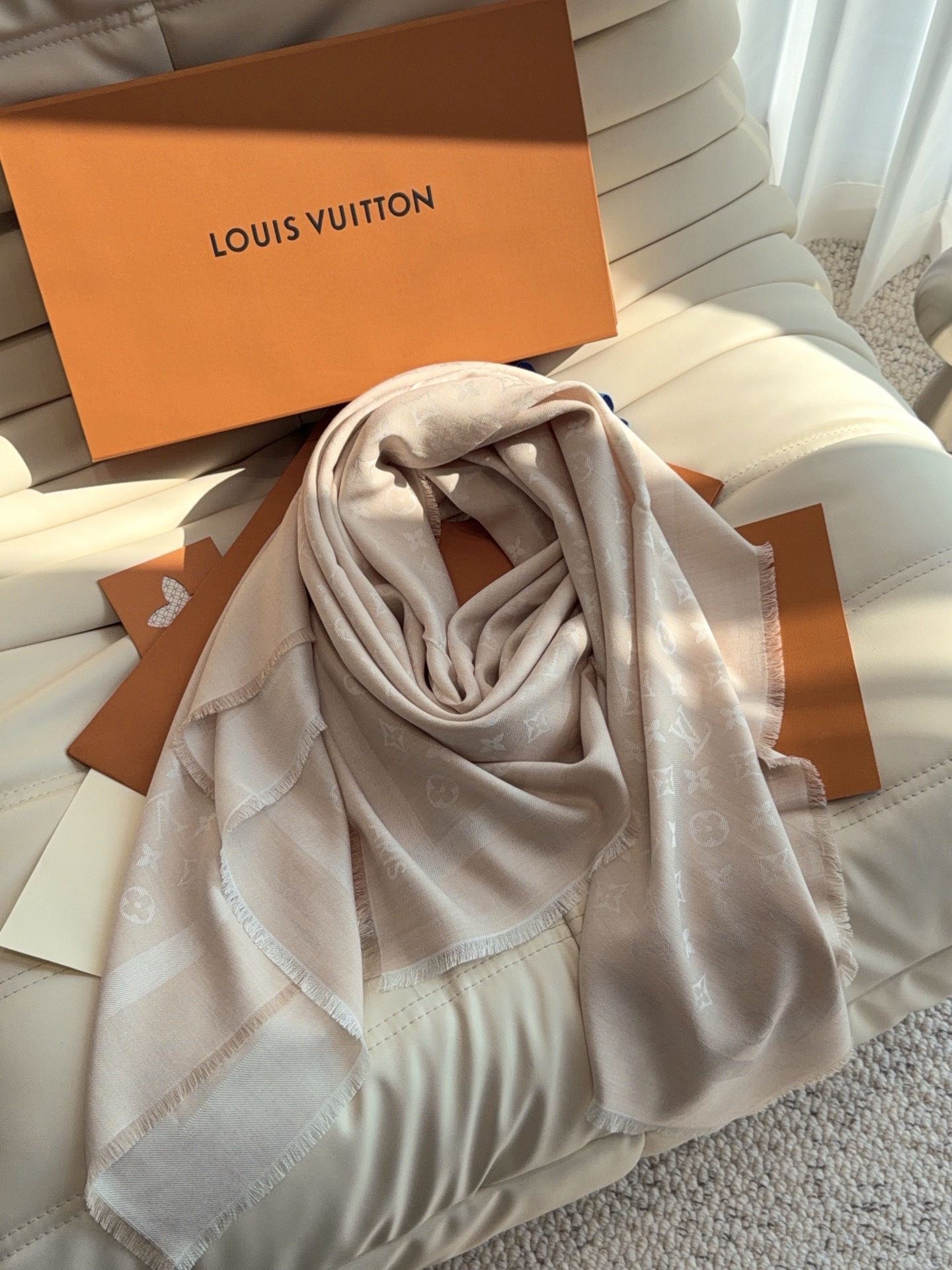 LV全新 Petit Louis 披肩以提花工艺和双色纱线织就 Monogram 图案。轻软丝绒混纺裁出小幅尺寸，搭配流