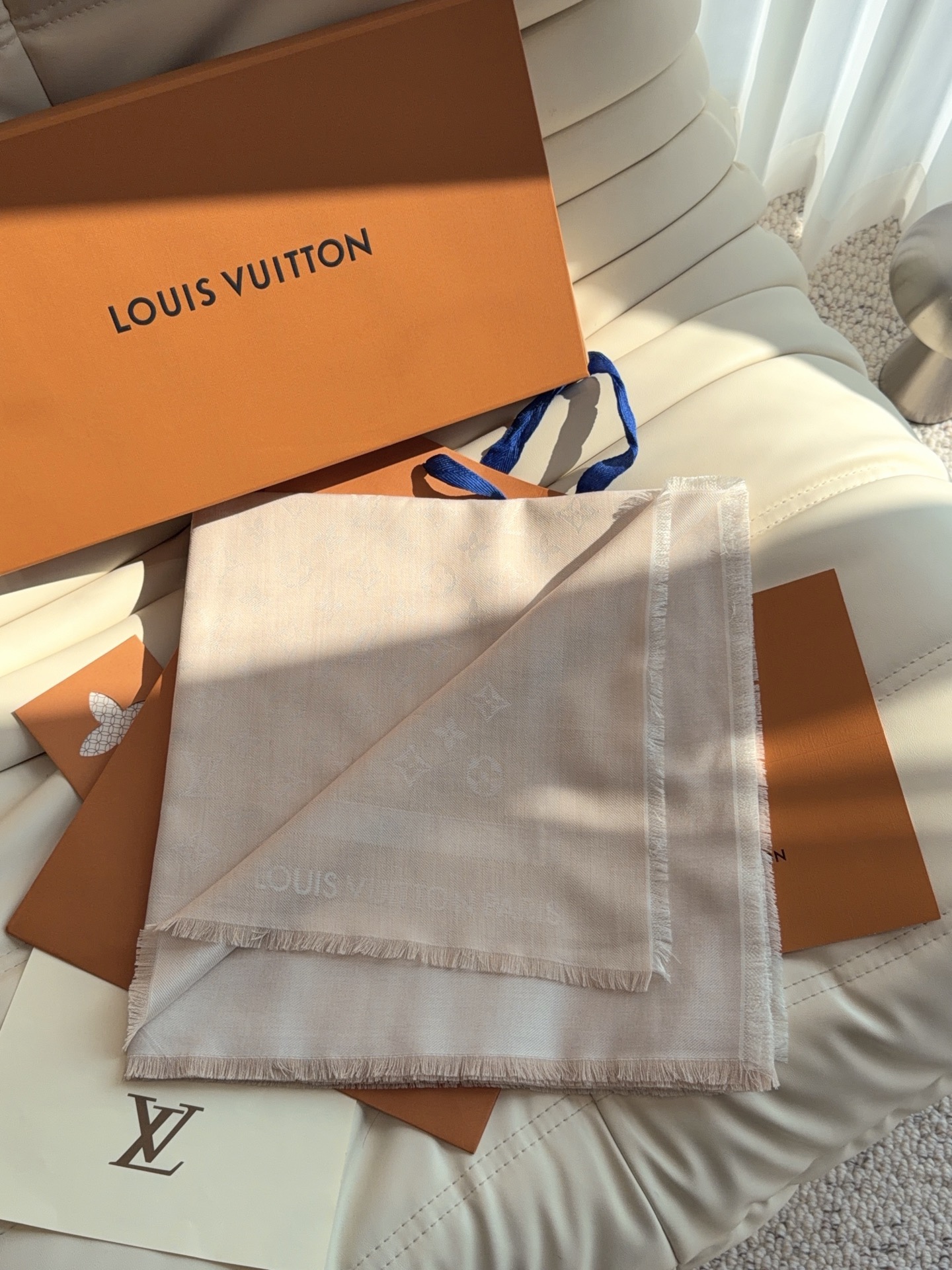 LV全新 Petit Louis 披肩以提花工艺和双色纱线织就 Monogram 图案。轻软丝绒混纺裁出小幅尺寸，搭配流