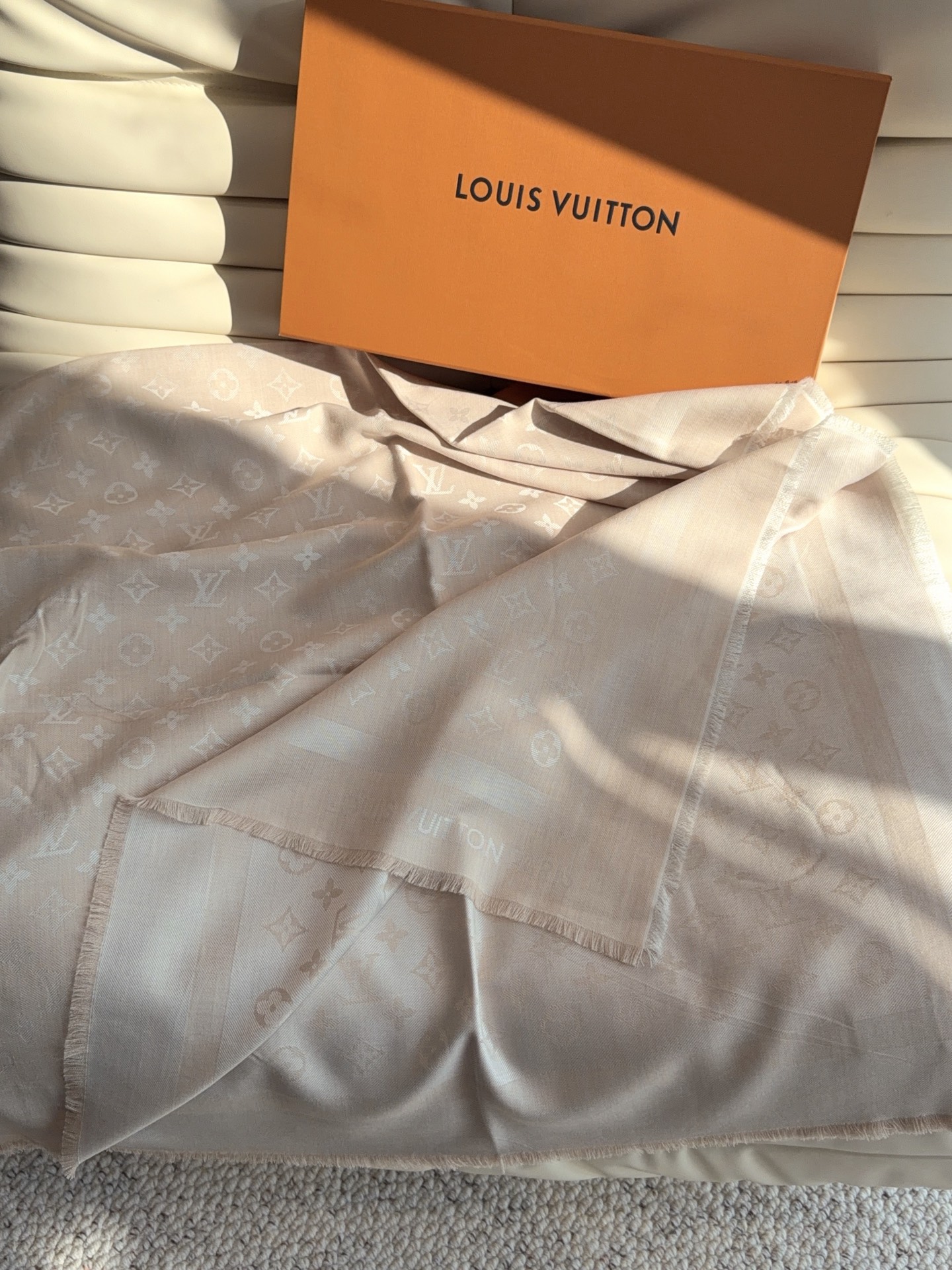 LV全新 Petit Louis 披肩以提花工艺和双色纱线织就 Monogram 图案。轻软丝绒混纺裁出小幅尺寸，搭配流