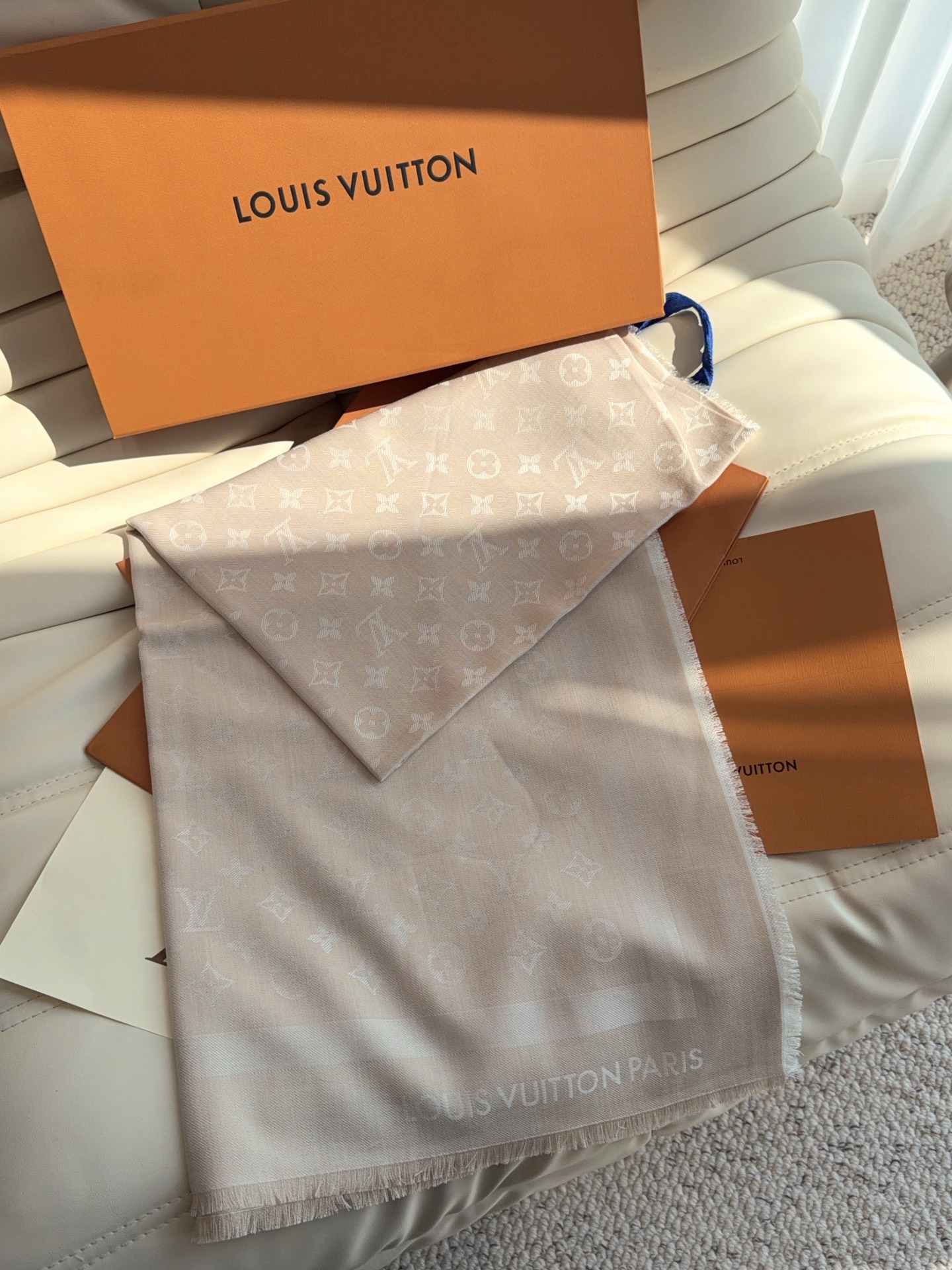 LV全新 Petit Louis 披肩以提花工艺和双色纱线织就 Monogram 图案。轻软丝绒混纺裁出小幅尺寸，搭配流