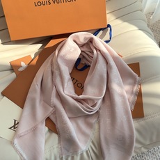 LV全新 Petit Louis 披肩以提花工艺和双色纱线织就 Monogram 图案。轻软丝绒混纺裁出小幅尺寸,搭配流 LV全新 Petit Louis 披肩以提花工艺和双色纱线织就 Monogram 图案。轻软丝绒混纺裁出小幅尺寸,搭配流