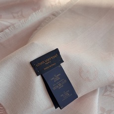 LV全新 Petit Louis 披肩以提花工艺和双色纱线织就 Monogram 图案。轻软丝绒混纺裁出小幅尺寸,搭配流 LV全新 Petit Louis 披肩以提花工艺和双色纱线织就 Monogram 图案。轻软丝绒混纺裁出小幅尺寸,搭配流