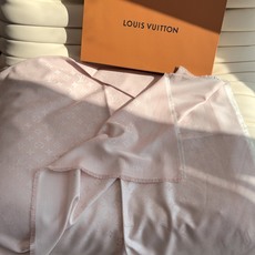 LV全新 Petit Louis 披肩以提花工艺和双色纱线织就 Monogram 图案。轻软丝绒混纺裁出小幅尺寸,搭配流 LV全新 Petit Louis 披肩以提花工艺和双色纱线织就 Monogram 图案。轻软丝绒混纺裁出小幅尺寸,搭配流