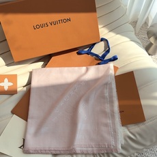 LV全新 Petit Louis 披肩以提花工艺和双色纱线织就 Monogram 图案。轻软丝绒混纺裁出小幅尺寸,搭配流 LV全新 Petit Louis 披肩以提花工艺和双色纱线织就 Monogram 图案。轻软丝绒混纺裁出小幅尺寸,搭配流