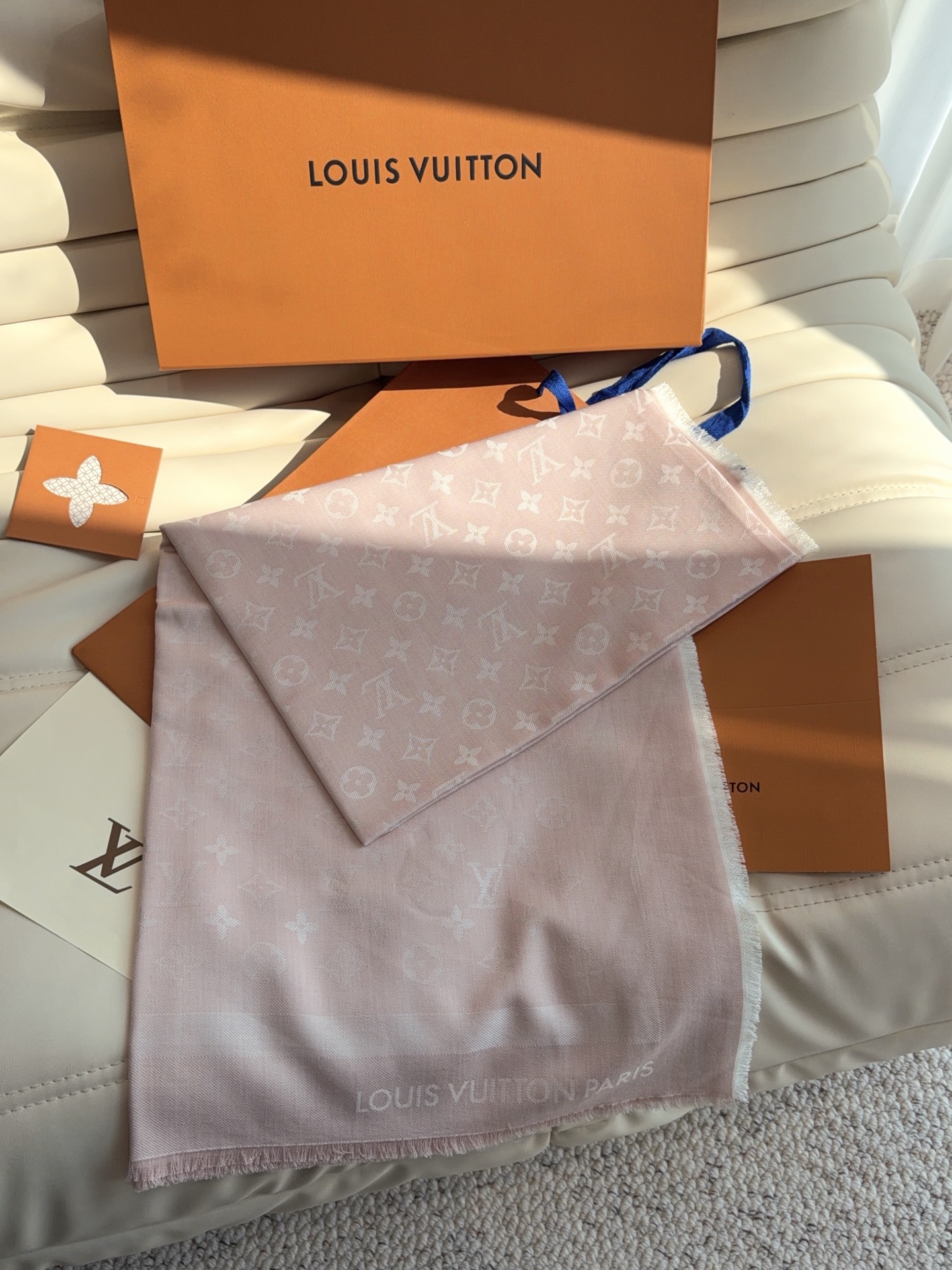 LV全新 Petit Louis 披肩以提花工艺和双色纱线织就 Monogram 图案。轻软丝绒混纺裁出小幅尺寸,搭配流 LV全新 Petit Louis 披肩以提花工艺和双色纱线织就 Monogram 图案。轻软丝绒混纺裁出小幅尺寸,搭配流