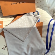 LV全新 Petit Louis 披肩以提花工艺和双色纱线织就 Monogram 图案。轻软丝绒混纺裁出小幅尺寸,搭配流 LV全新 Petit Louis 披肩以提花工艺和双色纱线织就 Monogram 图案。轻软丝绒混纺裁出小幅尺寸,搭配流