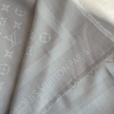 LV全新 Petit Louis 披肩以提花工艺和双色纱线织就 Monogram 图案。轻软丝绒混纺裁出小幅尺寸,搭配流 LV全新 Petit Louis 披肩以提花工艺和双色纱线织就 Monogram 图案。轻软丝绒混纺裁出小幅尺寸,搭配流
