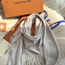 LV全新 Petit Louis 披肩以提花工艺和双色纱线织就 Monogram 图案。轻软丝绒混纺裁出小幅尺寸,搭配流 LV全新 Petit Louis 披肩以提花工艺和双色纱线织就 Monogram 图案。轻软丝绒混纺裁出小幅尺寸,搭配流