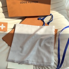 LV全新 Petit Louis 披肩以提花工艺和双色纱线织就 Monogram 图案。轻软丝绒混纺裁出小幅尺寸,搭配流 LV全新 Petit Louis 披肩以提花工艺和双色纱线织就 Monogram 图案。轻软丝绒混纺裁出小幅尺寸,搭配流