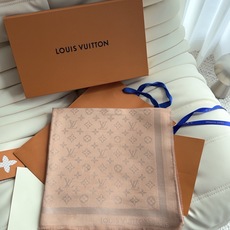 全新 Petit Louis 披肩以提花工艺和双色纱线织就 Monogram 图案。轻软丝绒混纺裁出小幅尺寸,搭配流苏饰 全新 Petit Louis 披肩以提花工艺和双色纱线织就 Monogram 图案。轻软丝绒混纺裁出小幅尺寸,搭配流苏饰