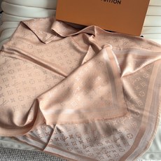 全新 Petit Louis 披肩以提花工艺和双色纱线织就 Monogram 图案。轻软丝绒混纺裁出小幅尺寸,搭配流苏饰 全新 Petit Louis 披肩以提花工艺和双色纱线织就 Monogram 图案。轻软丝绒混纺裁出小幅尺寸,搭配流苏饰
