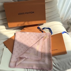 全新 Petit Louis 披肩以提花工艺和双色纱线织就 Monogram 图案。轻软丝绒混纺裁出小幅尺寸,搭配流苏饰 全新 Petit Louis 披肩以提花工艺和双色纱线织就 Monogram 图案。轻软丝绒混纺裁出小幅尺寸,搭配流苏饰