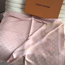 全新 Petit Louis 披肩以提花工艺和双色纱线织就 Monogram 图案。轻软丝绒混纺裁出小幅尺寸,搭配流苏饰 全新 Petit Louis 披肩以提花工艺和双色纱线织就 Monogram 图案。轻软丝绒混纺裁出小幅尺寸,搭配流苏饰