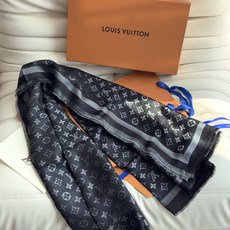 全新 Petit Louis 披肩以提花工艺和双色纱线织就 Monogram 图案。轻软丝绒混纺裁出小幅尺寸,搭配流苏饰 全新 Petit Louis 披肩以提花工艺和双色纱线织就 Monogram 图案。轻软丝绒混纺裁出小幅尺寸,搭配流苏饰