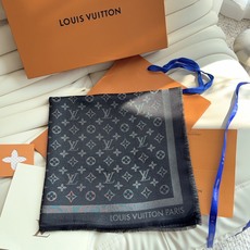 全新 Petit Louis 披肩以提花工艺和双色纱线织就 Monogram 图案。轻软丝绒混纺裁出小幅尺寸,搭配流苏饰 全新 Petit Louis 披肩以提花工艺和双色纱线织就 Monogram 图案。轻软丝绒混纺裁出小幅尺寸,搭配流苏饰