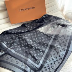 全新 Petit Louis 披肩以提花工艺和双色纱线织就 Monogram 图案。轻软丝绒混纺裁出小幅尺寸,搭配流苏饰 全新 Petit Louis 披肩以提花工艺和双色纱线织就 Monogram 图案。轻软丝绒混纺裁出小幅尺寸,搭配流苏饰