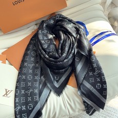 全新 Petit Louis 披肩以提花工艺和双色纱线织就 Monogram 图案。轻软丝绒混纺裁出小幅尺寸,搭配流苏饰 全新 Petit Louis 披肩以提花工艺和双色纱线织就 Monogram 图案。轻软丝绒混纺裁出小幅尺寸,搭配流苏饰
