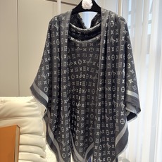 全新 Petit Louis 披肩以提花工艺和双色纱线织就 Monogram 图案。轻软丝绒混纺裁出小幅尺寸,搭配流苏饰 全新 Petit Louis 披肩以提花工艺和双色纱线织就 Monogram 图案。轻软丝绒混纺裁出小幅尺寸,搭配流苏饰