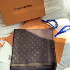 全新 Petit Louis 披肩以提花工艺和双色纱线织就 Monogram 图案。轻软丝绒混纺裁出小幅尺寸,搭配流苏饰 全新 Petit Louis 披肩以提花工艺和双色纱线织就 Monogram 图案。轻软丝绒混纺裁出小幅尺寸,搭配流苏饰