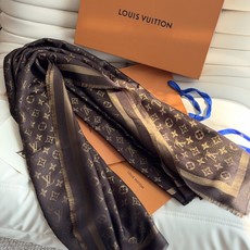 全新 Petit Louis 披肩以提花工艺和双色纱线织就 Monogram 图案。轻软丝绒混纺裁出小幅尺寸,搭配流苏饰 全新 Petit Louis 披肩以提花工艺和双色纱线织就 Monogram 图案。轻软丝绒混纺裁出小幅尺寸,搭配流苏饰
