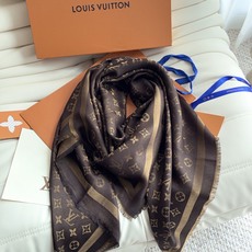 全新 Petit Louis 披肩以提花工艺和双色纱线织就 Monogram 图案。轻软丝绒混纺裁出小幅尺寸,搭配流苏饰 全新 Petit Louis 披肩以提花工艺和双色纱线织就 Monogram 图案。轻软丝绒混纺裁出小幅尺寸,搭配流苏饰