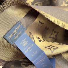 全新 Petit Louis 披肩以提花工艺和双色纱线织就 Monogram 图案。轻软丝绒混纺裁出小幅尺寸,搭配流苏饰 全新 Petit Louis 披肩以提花工艺和双色纱线织就 Monogram 图案。轻软丝绒混纺裁出小幅尺寸,搭配流苏饰
