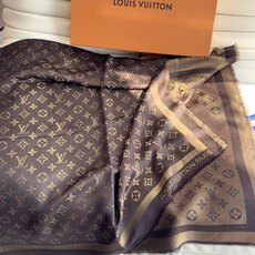 全新 Petit Louis 披肩以提花工艺和双色纱线织就 Monogram 图案。轻软丝绒混纺裁出小幅尺寸,搭配流苏饰 全新 Petit Louis 披肩以提花工艺和双色纱线织就 Monogram 图案。轻软丝绒混纺裁出小幅尺寸,搭配流苏饰