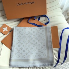 全新 Petit Louis 披肩以提花工艺和双色纱线织就 Monogram 图案。轻软丝绒混纺裁出小幅尺寸,搭配流苏饰 全新 Petit Louis 披肩以提花工艺和双色纱线织就 Monogram 图案。轻软丝绒混纺裁出小幅尺寸,搭配流苏饰