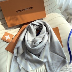 全新 Petit Louis 披肩以提花工艺和双色纱线织就 Monogram 图案。轻软丝绒混纺裁出小幅尺寸,搭配流苏饰 全新 Petit Louis 披肩以提花工艺和双色纱线织就 Monogram 图案。轻软丝绒混纺裁出小幅尺寸,搭配流苏饰