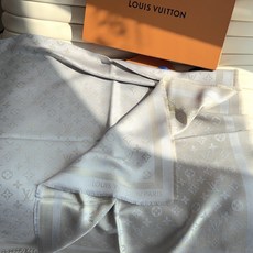 全新 Petit Louis 披肩以提花工艺和双色纱线织就 Monogram 图案。轻软丝绒混纺裁出小幅尺寸,搭配流苏饰 全新 Petit Louis 披肩以提花工艺和双色纱线织就 Monogram 图案。轻软丝绒混纺裁出小幅尺寸,搭配流苏饰