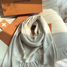 全新 Petit Louis 披肩以提花工艺和双色纱线织就 Monogram 图案。轻软丝绒混纺裁出小幅尺寸,搭配流苏饰 全新 Petit Louis 披肩以提花工艺和双色纱线织就 Monogram 图案。轻软丝绒混纺裁出小幅尺寸,搭配流苏饰