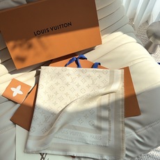 全新 Petit Louis 披肩以提花工艺和双色纱线织就 Monogram 图案。轻软丝绒混纺裁出小幅尺寸,搭配流苏饰 全新 Petit Louis 披肩以提花工艺和双色纱线织就 Monogram 图案。轻软丝绒混纺裁出小幅尺寸,搭配流苏饰