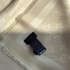 全新 Petit Louis 披肩以提花工艺和双色纱线织就 Monogram 图案。轻软丝绒混纺裁出小幅尺寸,搭配流苏饰 全新 Petit Louis 披肩以提花工艺和双色纱线织就 Monogram 图案。轻软丝绒混纺裁出小幅尺寸,搭配流苏饰