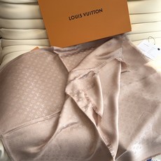 全新 Petit Louis 披肩以提花工艺和双色纱线织就 Monogram 图案。轻软丝绒混纺裁出小幅尺寸,搭配流苏饰 全新 Petit Louis 披肩以提花工艺和双色纱线织就 Monogram 图案。轻软丝绒混纺裁出小幅尺寸,搭配流苏饰
