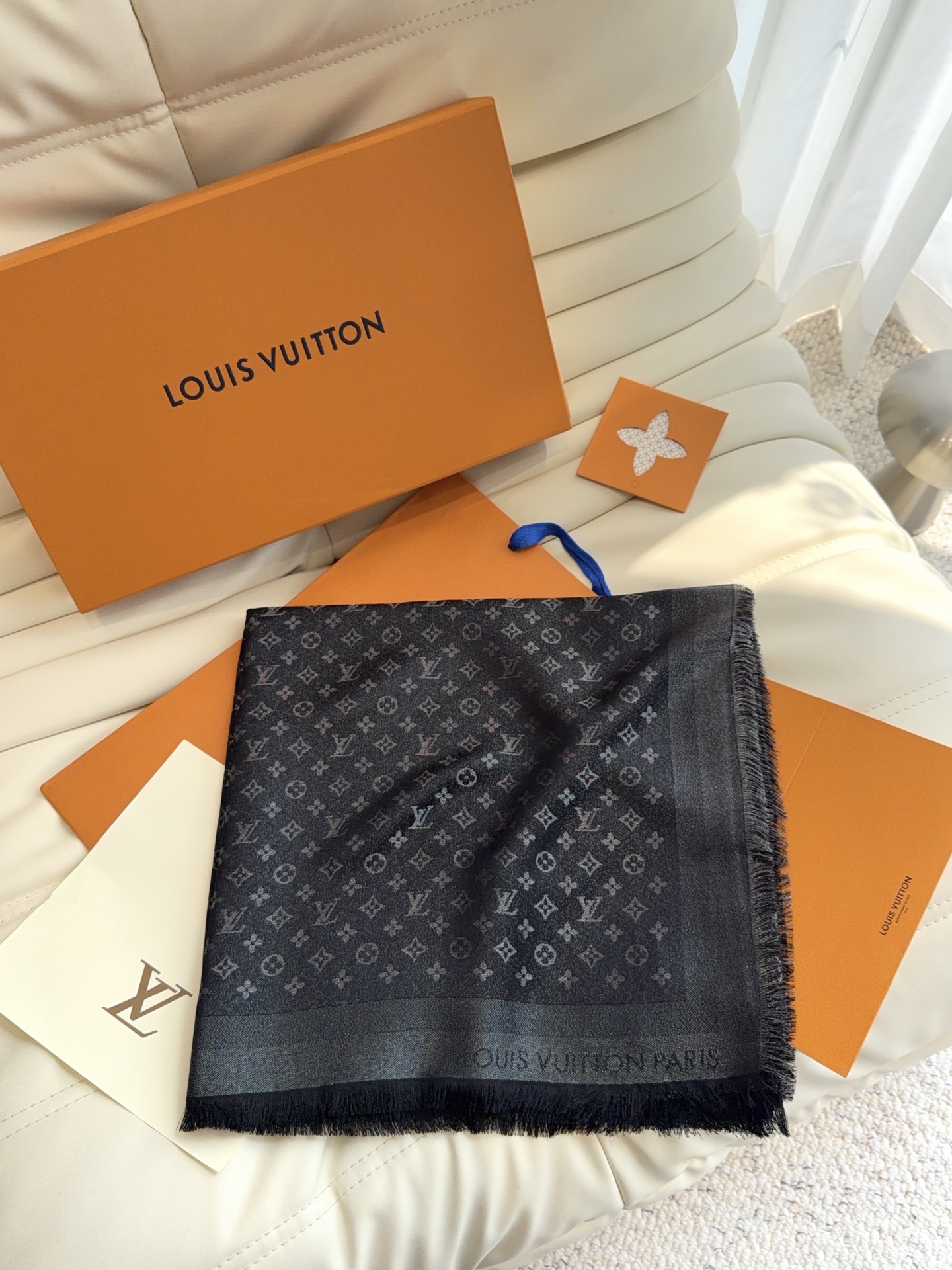 全新 Petit Louis 披肩以提花工艺和双色纱线织就 Monogram 图案。轻软丝绒混纺裁出小幅尺寸，搭配流苏饰