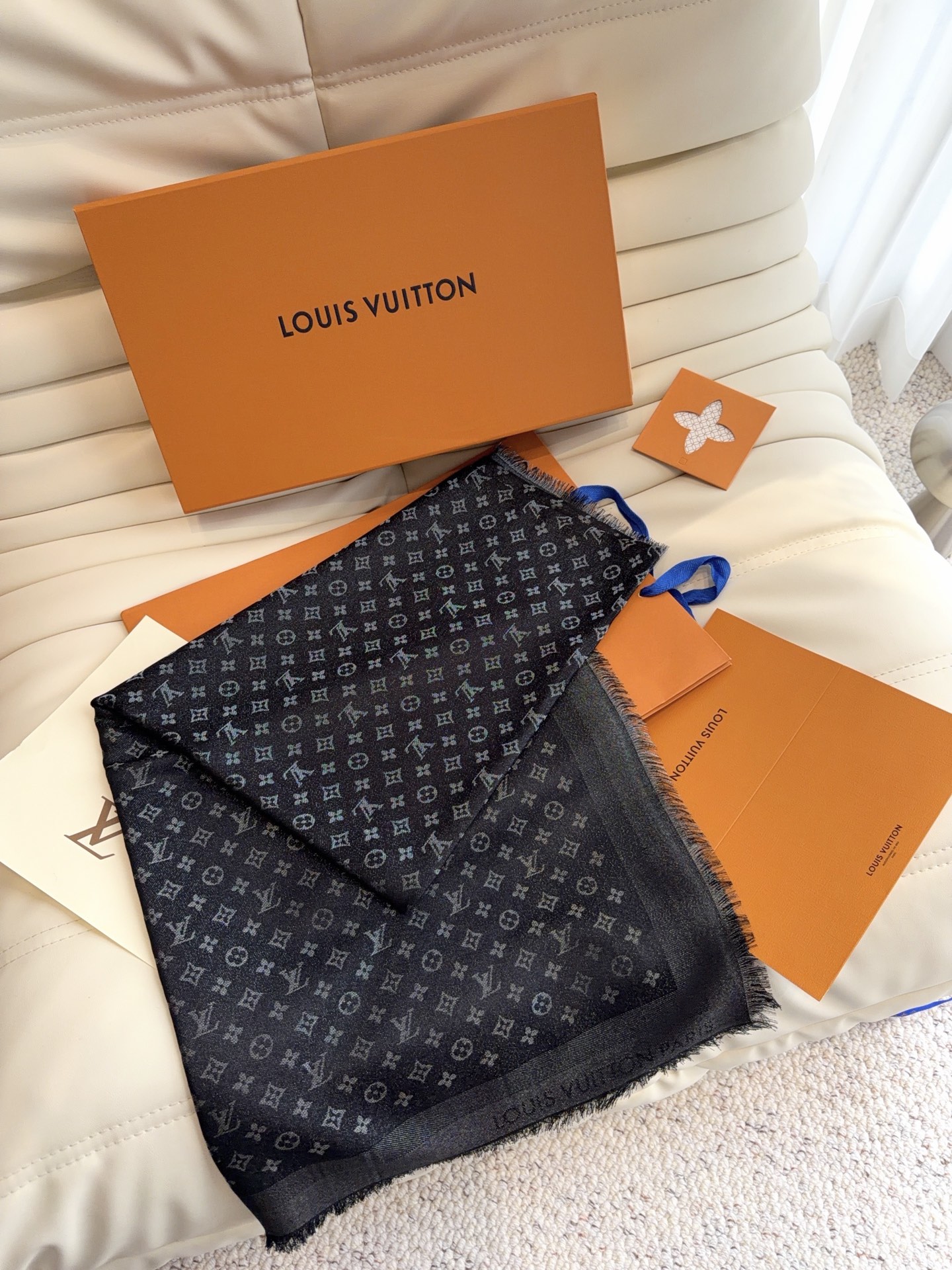 全新 Petit Louis 披肩以提花工艺和双色纱线织就 Monogram 图案。轻软丝绒混纺裁出小幅尺寸，搭配流苏饰