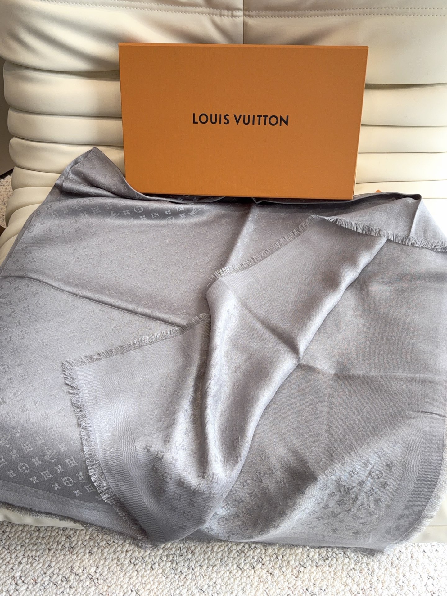 全新 Petit Louis 披肩以提花工艺和双色纱线织就 Monogram 图案。轻软丝绒混纺裁出小幅尺寸，搭配流苏饰