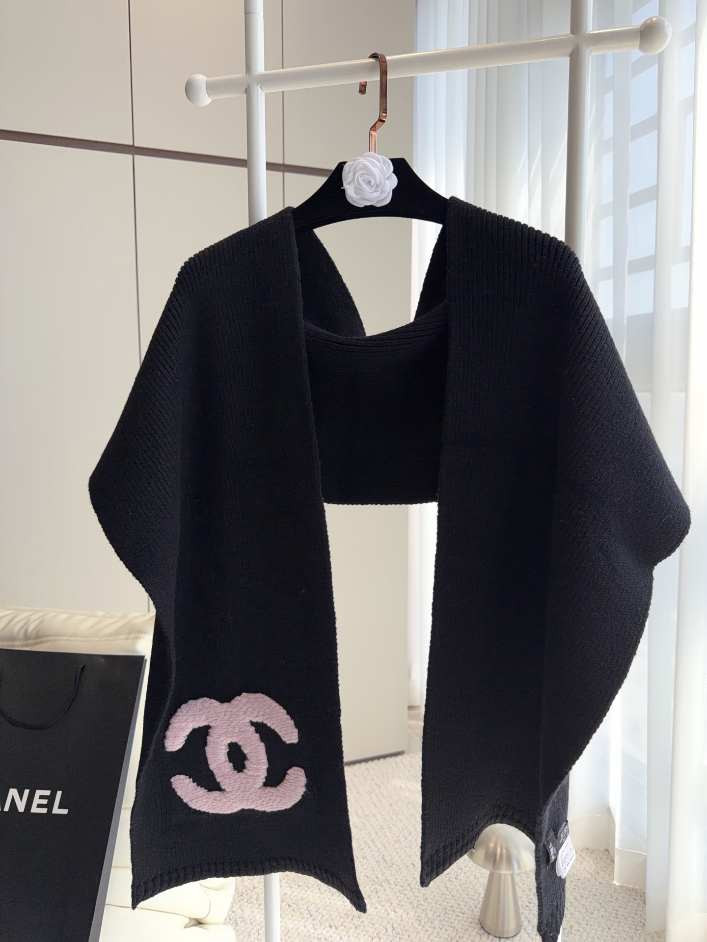 CHANEL【新款来袭】香奈儿专柜最新编织系列！这是一个特别稀有的款式，这也是小香家第一款采用纯色针织工艺的围巾！肯定会