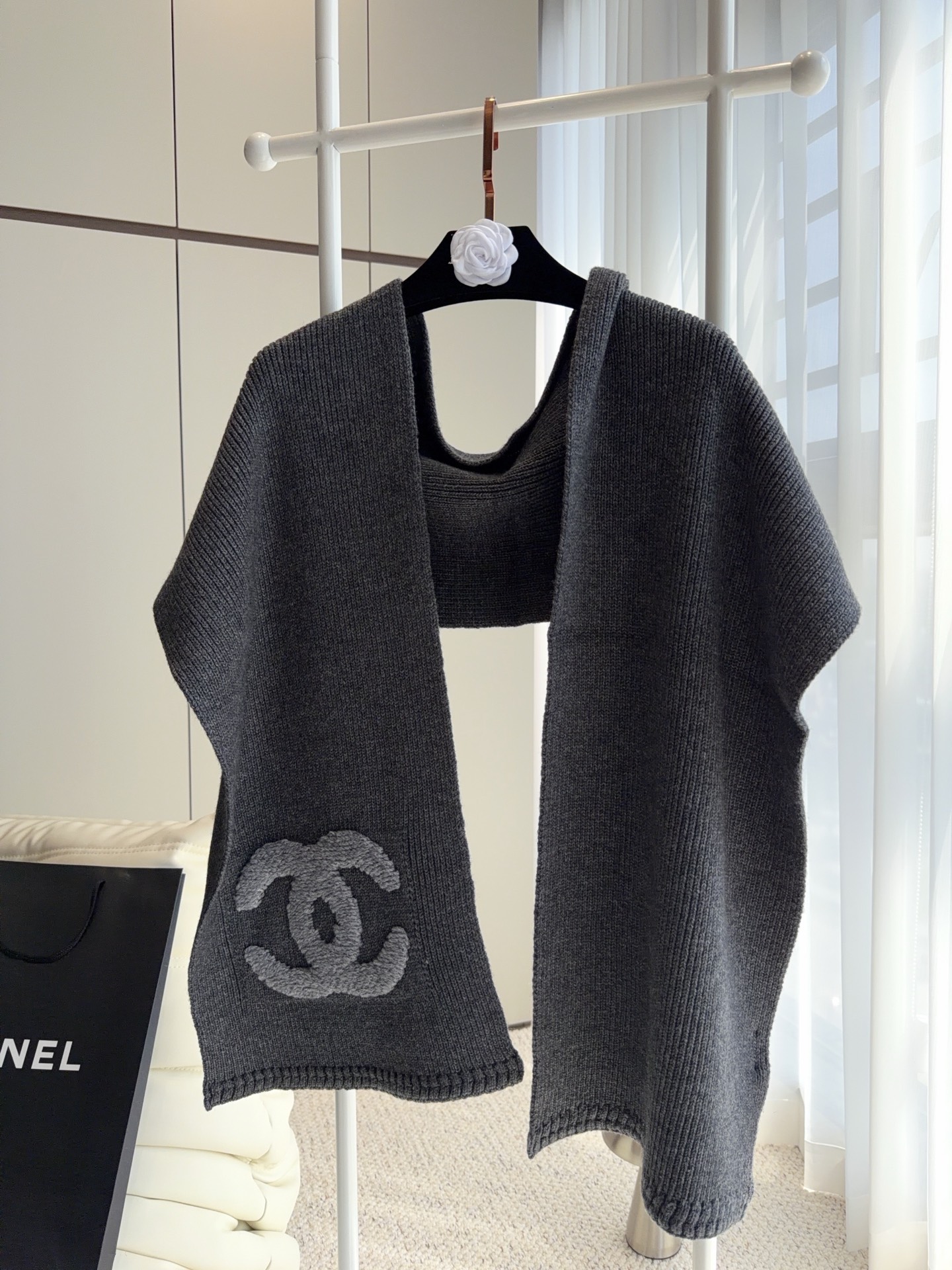 CHANEL【新款来袭】香奈儿专柜最新编织系列！这是一个特别稀有的款式，这也是小香家第一款采用纯色针织工艺的围巾！肯定会