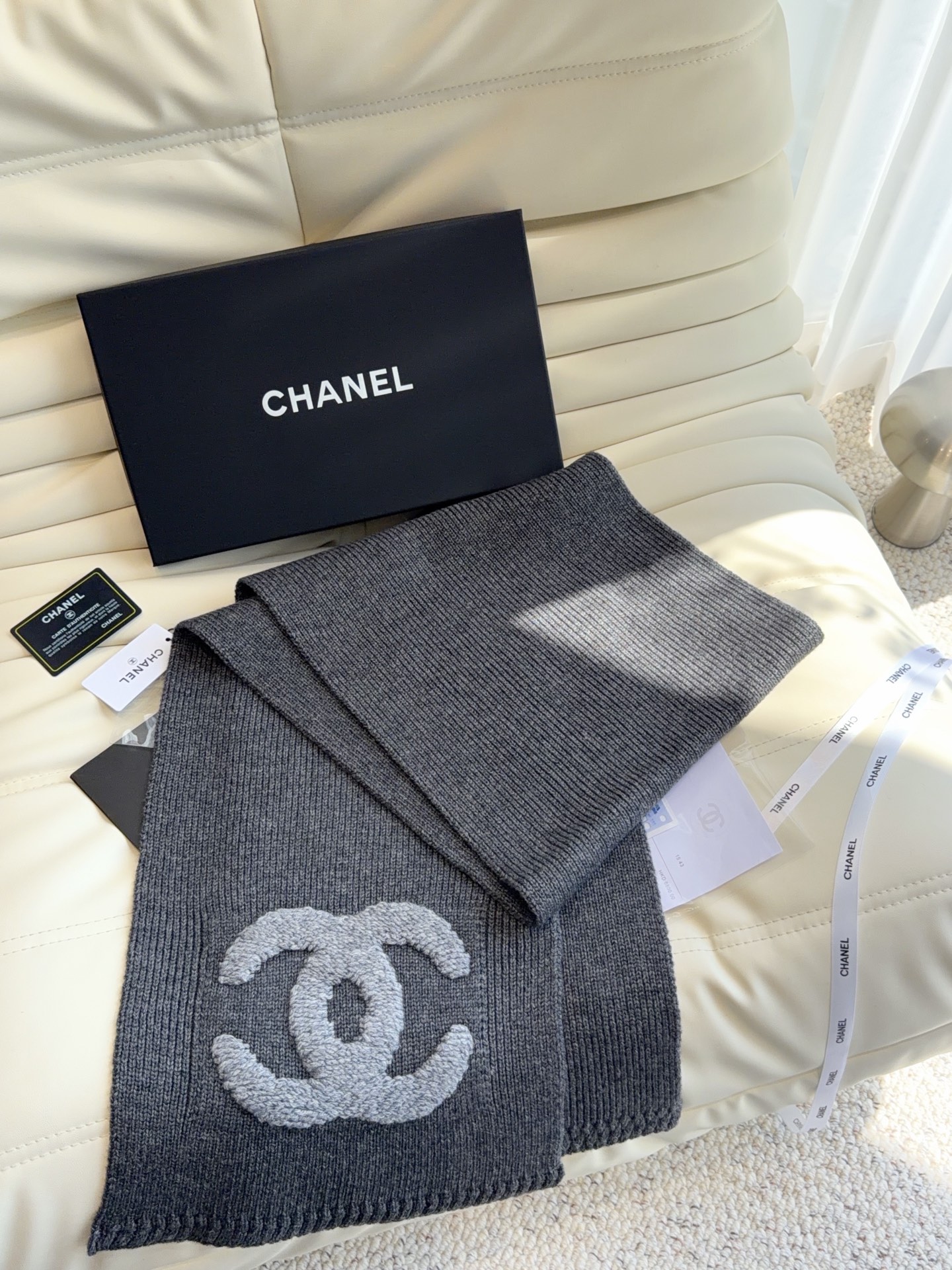 CHANEL【新款来袭】香奈儿专柜最新编织系列！这是一个特别稀有的款式，这也是小香家第一款采用纯色针织工艺的围巾！肯定会