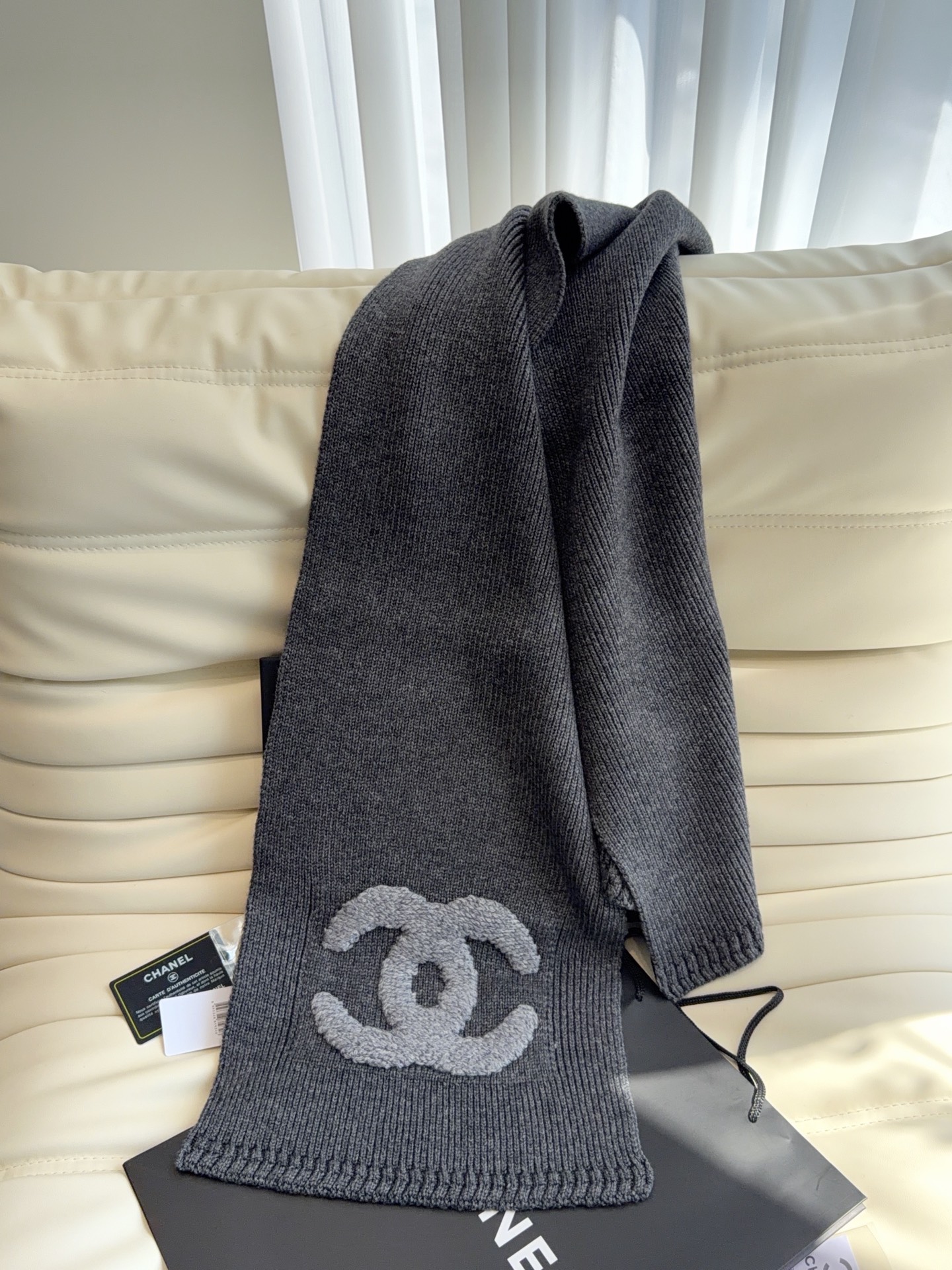 CHANEL【新款来袭】香奈儿专柜最新编织系列！这是一个特别稀有的款式，这也是小香家第一款采用纯色针织工艺的围巾！肯定会