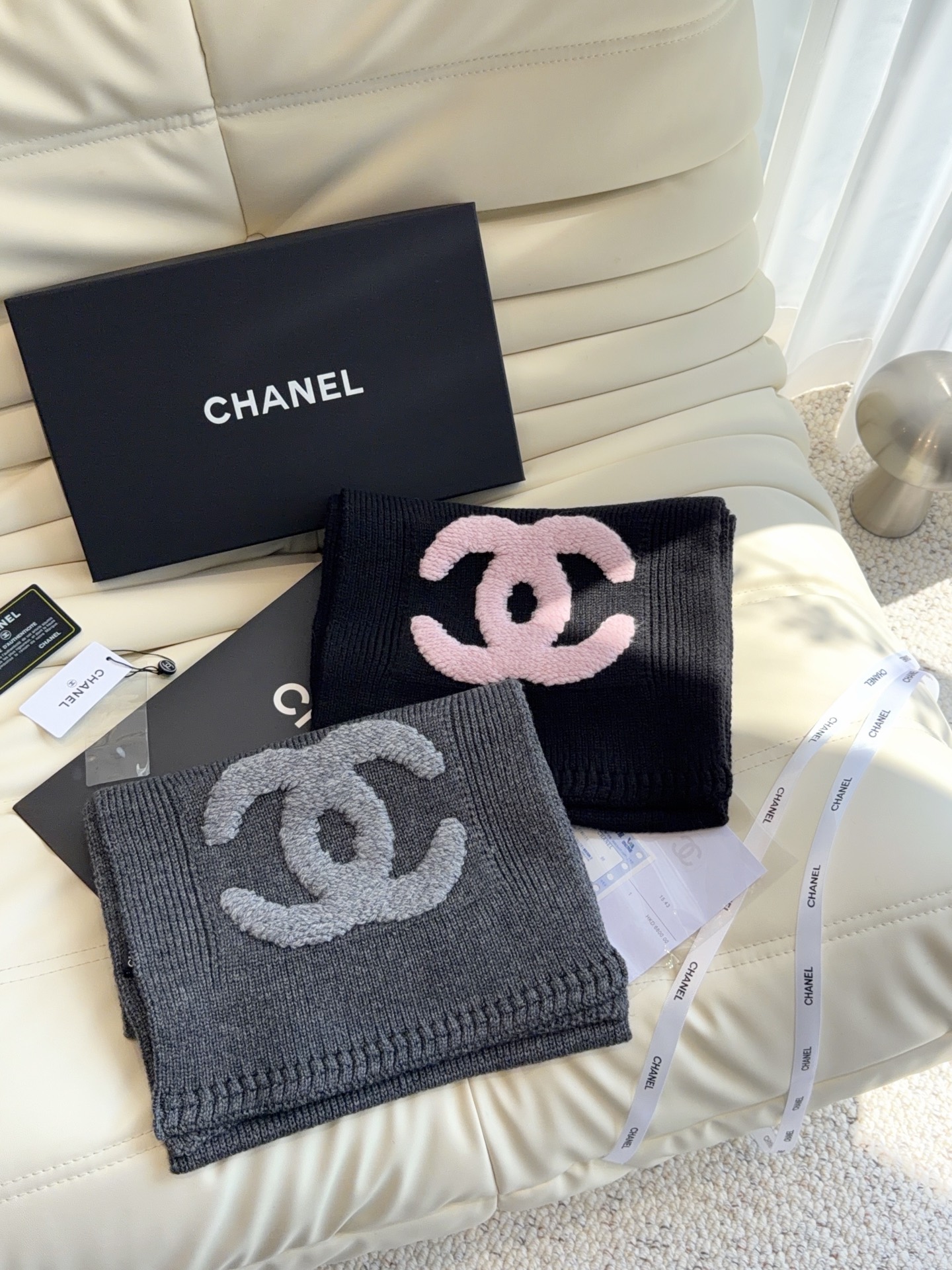 CHANEL【新款来袭】香奈儿专柜最新编织系列！这是一个特别稀有的款式，这也是小香家第一款采用纯色针织工艺的围巾！肯定会