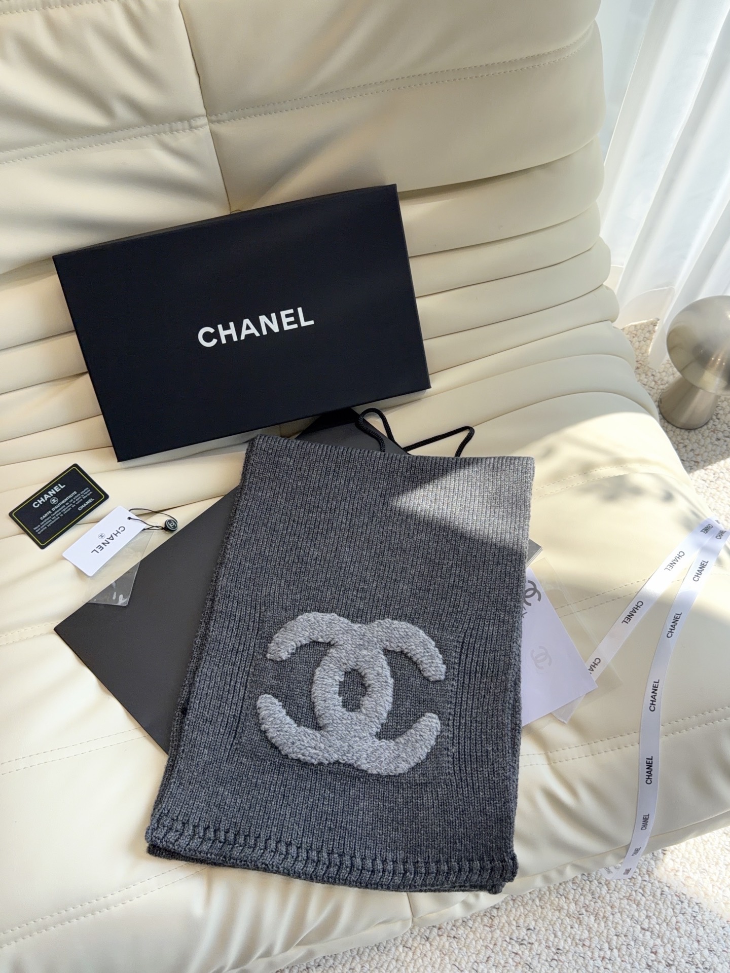 CHANEL【新款来袭】香奈儿专柜最新编织系列！这是一个特别稀有的款式，这也是小香家第一款采用纯色针织工艺的围巾！肯定会