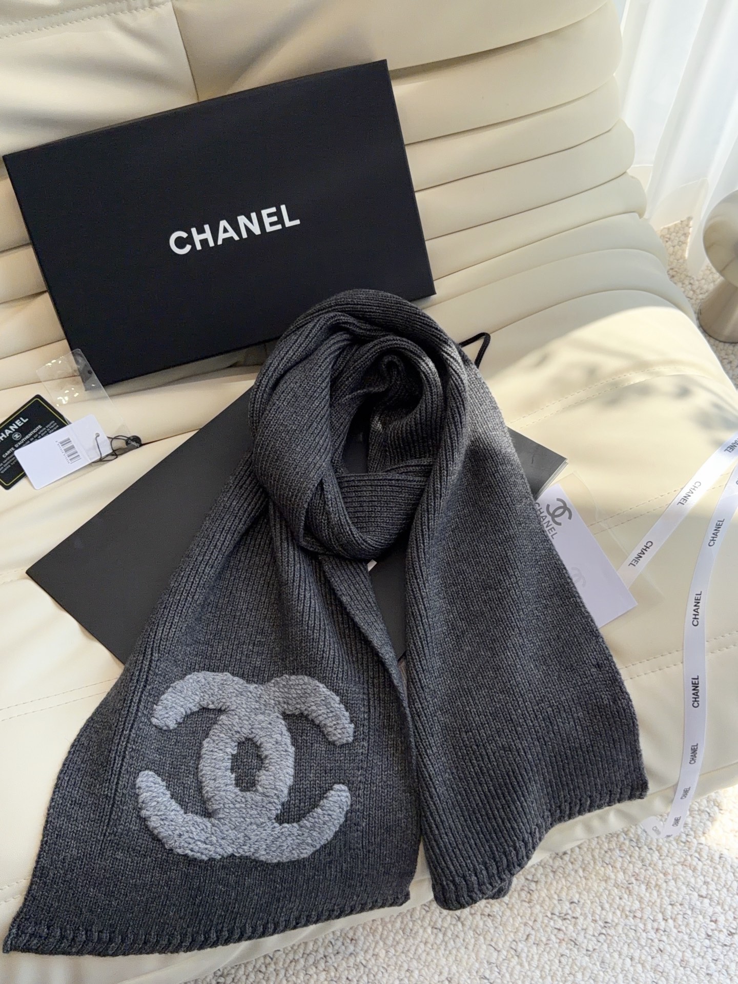 CHANEL【新款来袭】香奈儿专柜最新编织系列！这是一个特别稀有的款式，这也是小香家第一款采用纯色针织工艺的围巾！肯定会