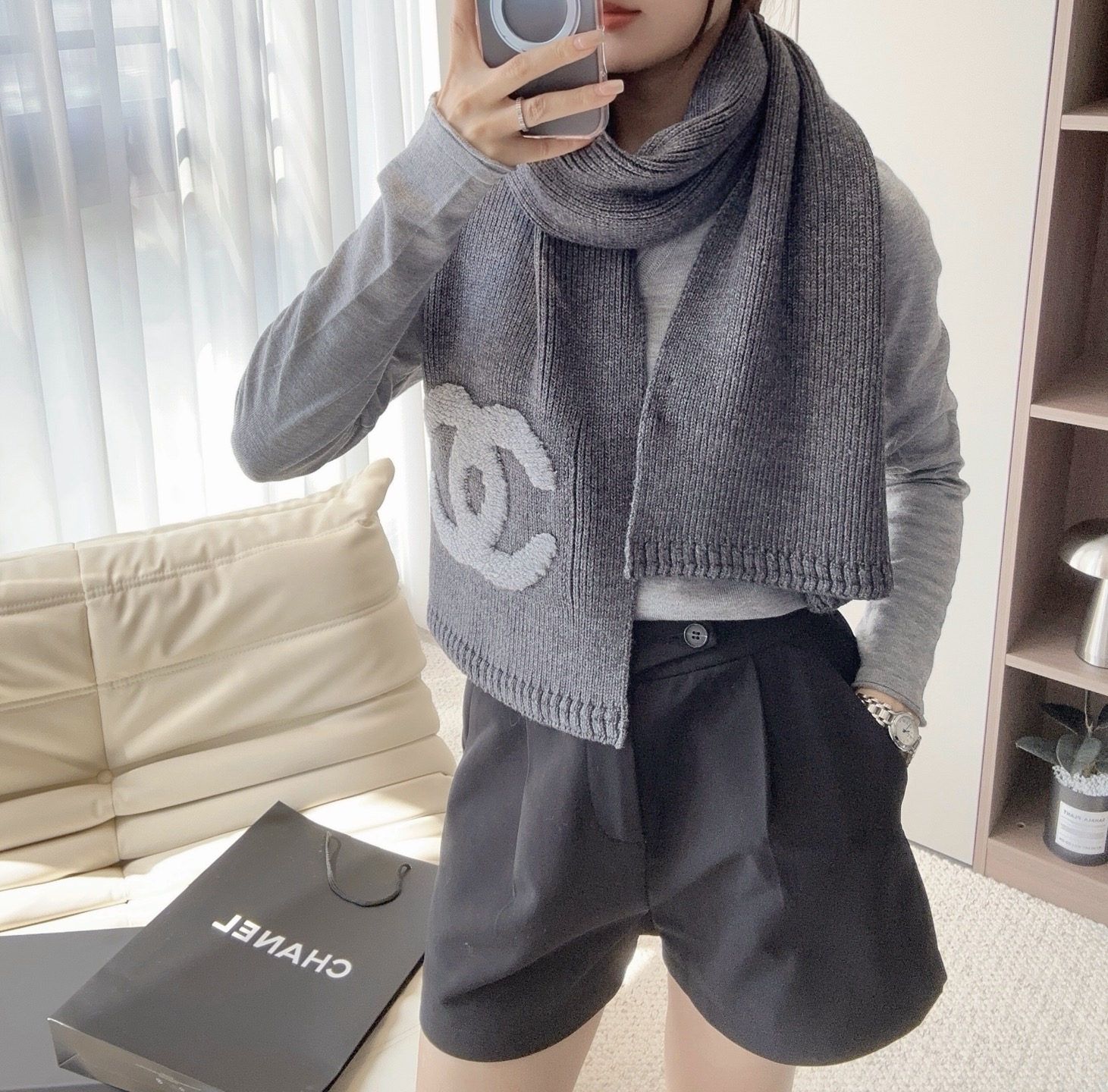CHANEL【新款来袭】香奈儿专柜最新编织系列！这是一个特别稀有的款式，这也是小香家第一款采用纯色针织工艺的围巾！肯定会