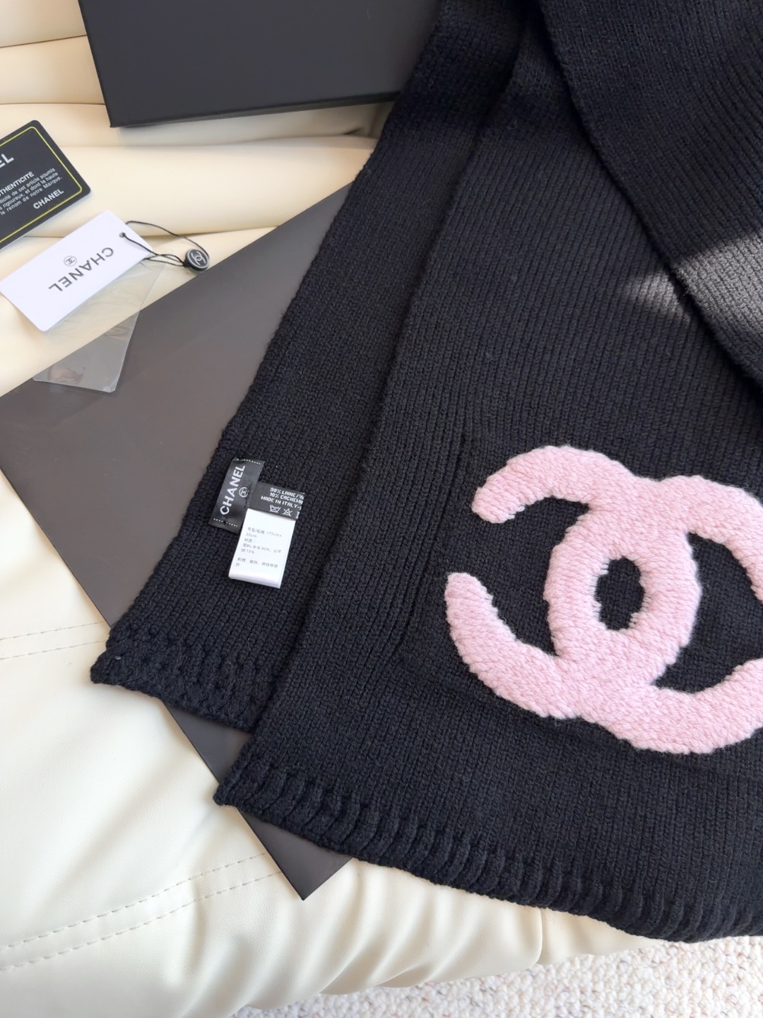 CHANEL【新款来袭】香奈儿专柜最新编织系列！这是一个特别稀有的款式，这也是小香家第一款采用纯色针织工艺的围巾！肯定会
