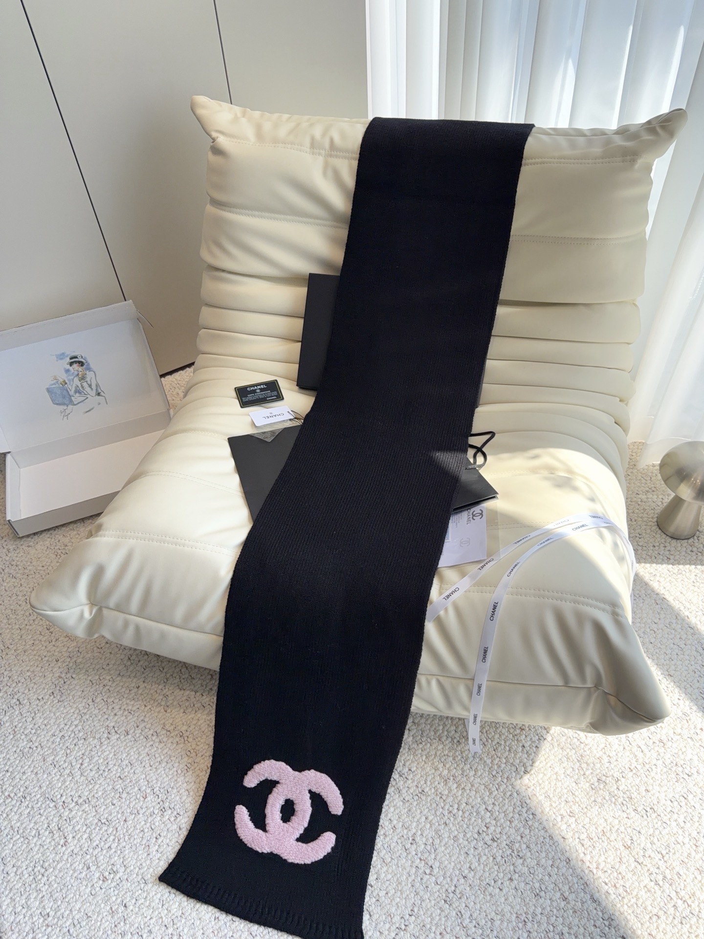 CHANEL【新款来袭】香奈儿专柜最新编织系列！这是一个特别稀有的款式，这也是小香家第一款采用纯色针织工艺的围巾！肯定会