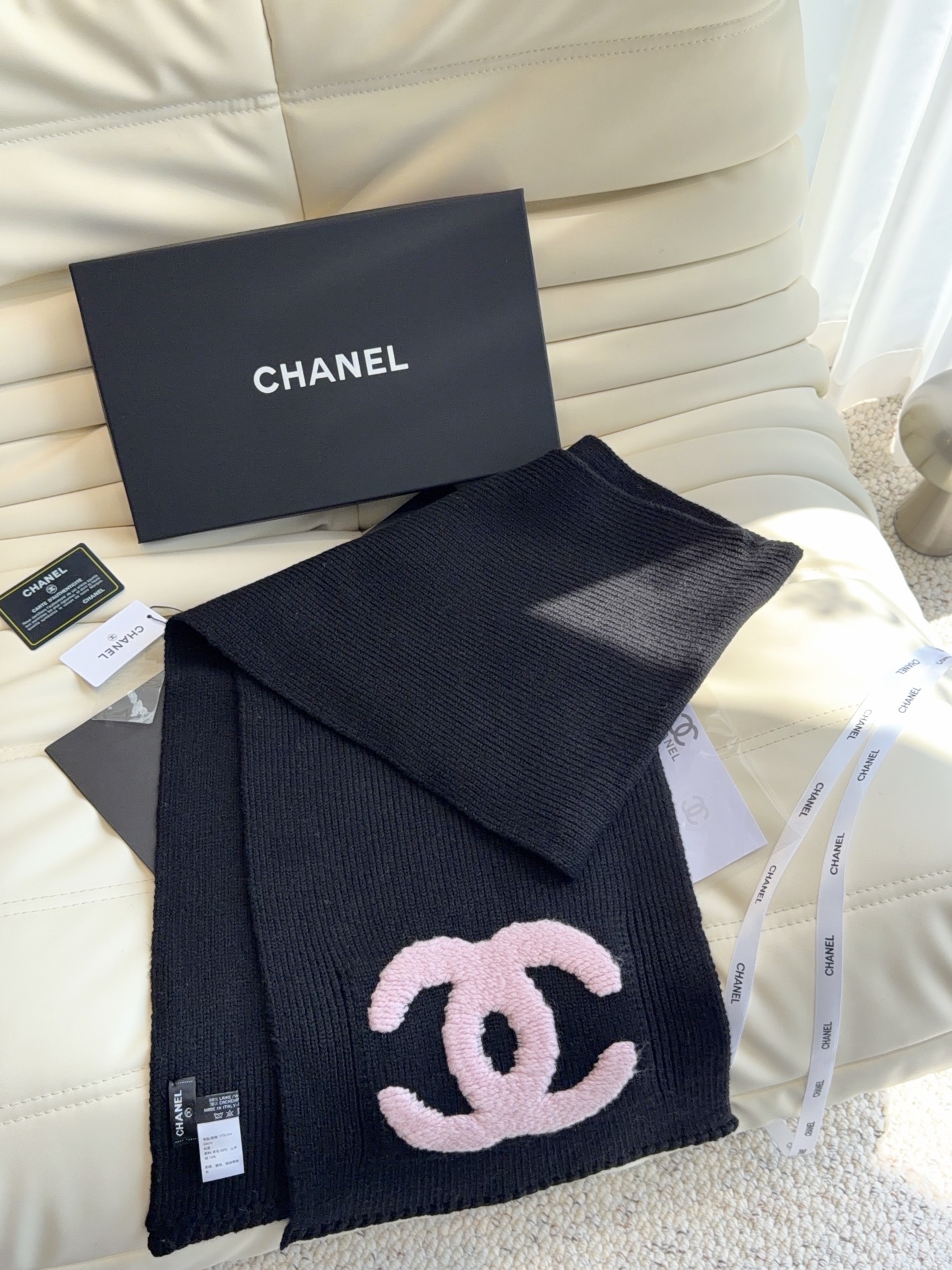 CHANEL【新款来袭】香奈儿专柜最新编织系列！这是一个特别稀有的款式，这也是小香家第一款采用纯色针织工艺的围巾！肯定会