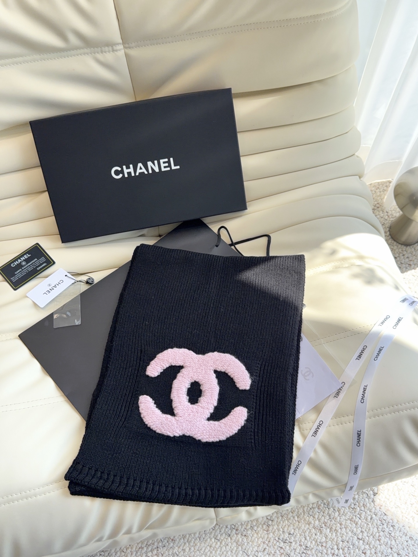 CHANEL【新款来袭】香奈儿专柜最新编织系列！这是一个特别稀有的款式，这也是小香家第一款采用纯色针织工艺的围巾！肯定会